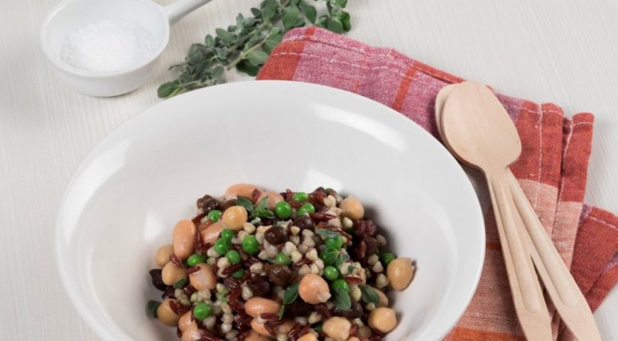 Buckwheat and red rice salad with mixed vegetables