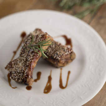 Roasted ribs with sesame breading