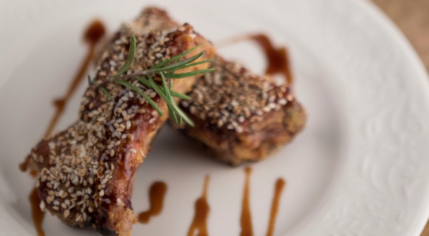 Roasted ribs with sesame breading